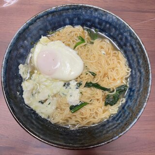 卵とほうれん草入りラーメン